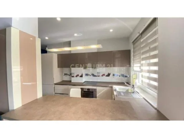 Tirane, jepet me qera apartament 100 m² 800 Euro (farke)