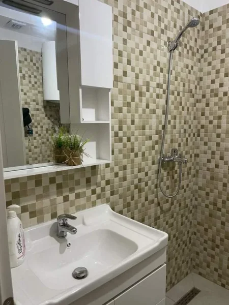 Tirane, jepet me qera apartament Kati 3, 700 Euro (Shkollla e Baletit)