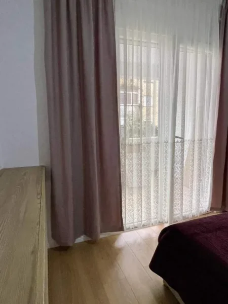 Tirane, jepet me qera apartament Kati 3, 700 Euro (Shkollla e Baletit)