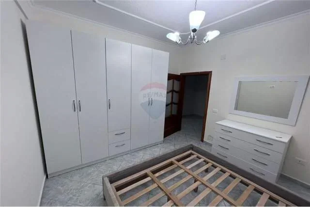 Tirane, jepet me qera apartament 1+1 Kati 2, 80 m² 350euro Euro (xhamlliku)