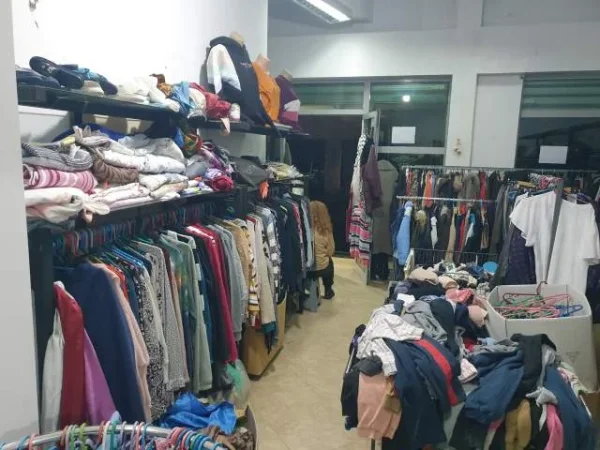 Shitet biznes veshjesh te perdorura gati per pune, rafte profesionale, pasqyre, tavoline arke + 2 karrige, manekina, varese etj., + mall me kosto mbi 