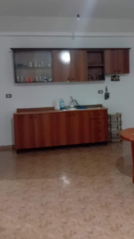 Tirane, jepet me qera Vile 1+1 Kati 1, 70 m² 30.000 Leke (Midis Ish Parkut dhe Fushes Aviacionit)