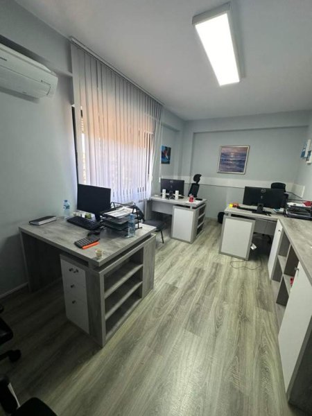 Tirane, jepet me qera ambjent biznesi Kati 4, 140 m² 1.300 Euro (Bllok)