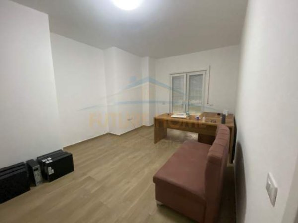 Tirane, jepet me qera ambjent biznesi Kati 3, 115 m² 550 Euro (Rruga e Barrikadave)