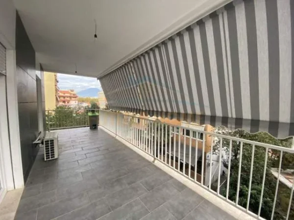 Tirane, jepet me qera ambjent biznesi Kati 3, 115 m² 550 Euro (Rruga e Barrikadave)