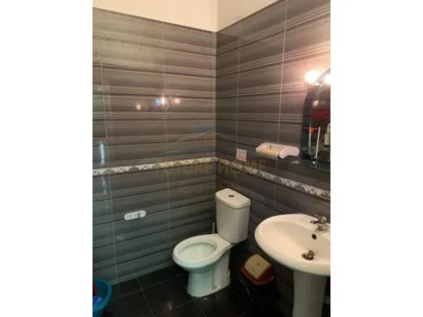 Tirane, jepet me qera ambjent biznesi Kati 0, 76 m² 650 Euro (Rruga Muzaket)
