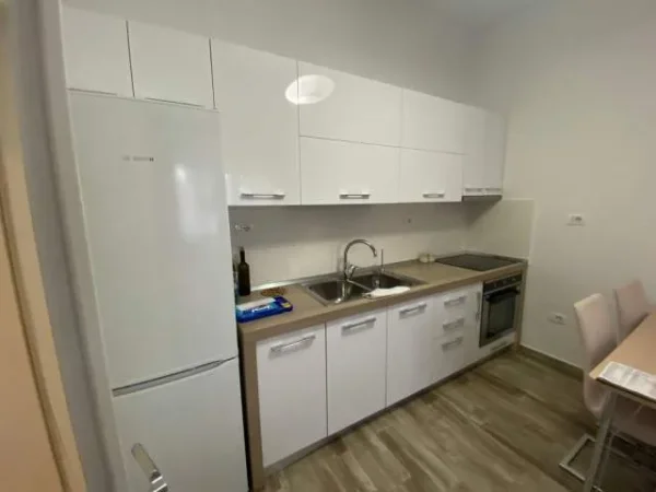 Tirane, jepet me qera apartament 2+1 Kati 4, 68 m² 900 Euro (Prane Stadiumit Dinamo)