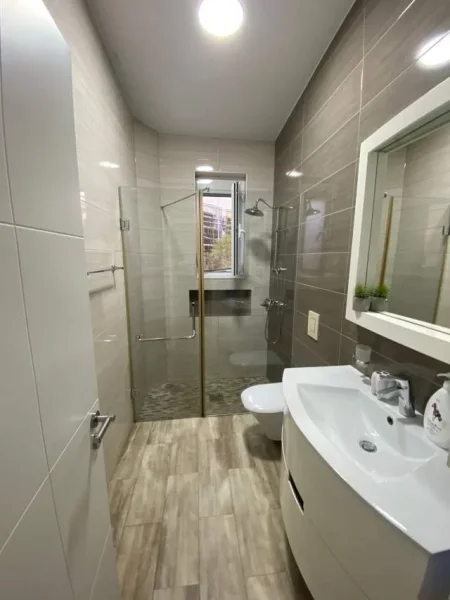 Tirane, jepet me qera apartament 2+1 Kati 4, 68 m² 900 Euro (Prane Stadiumit Dinamo)