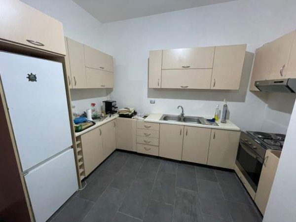 Tirane, jepet me qera apartament 1+1 Kati 1, 90 m² 40.000 Leke (Rruga Bill Klinton)