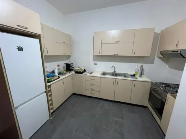 Tirane, jepet me qera apartament 1+1 Kati 1, 90 m² 40.000 Leke (Rruga Bill Klinton)