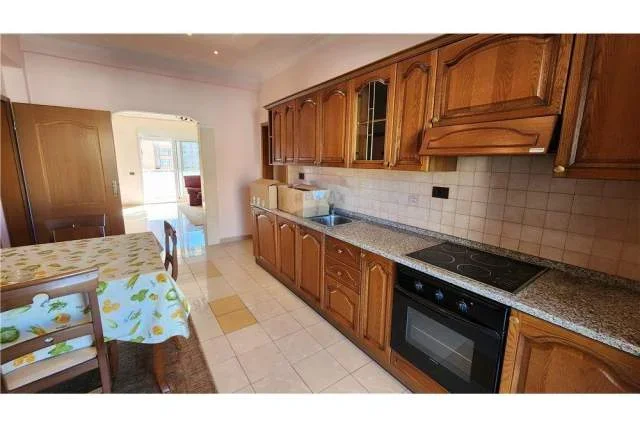 Tirane, jepet me qera apartament Kati 6, 134 m² 1.200 Euro (Ne zonen e bllokut, prane piceri Era.)