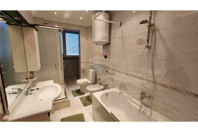 Tirane, jepet me qera apartament Kati 6, 134 m² 1.200 Euro (Ne zonen e bllokut, prane piceri Era.)