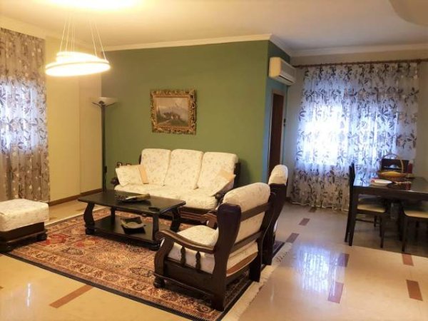 Tirane, jepet me qera apartament 4+1+BLK Kati 3, 160 m² 650 Euro (Pazari i Ri)