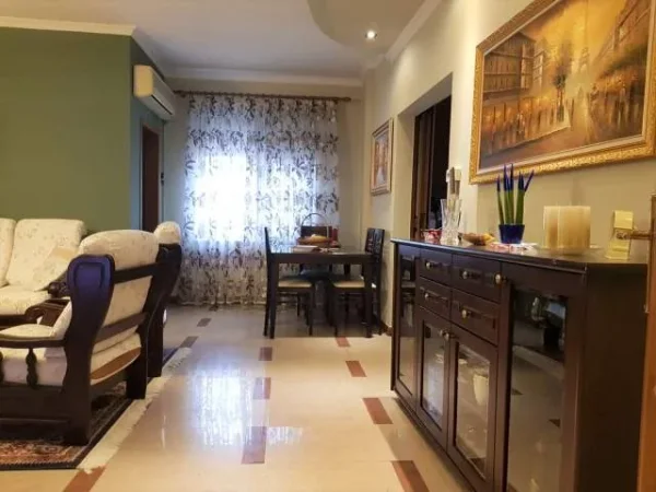 Tirane, jap me qera apartament 4+1+A+BLK Kati 2, 150 m² 650 Euro (Riza Cerova)