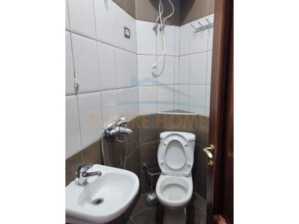 Tirane, jepet me qera apartament 1+1 Kati 1, 48 m² 300 Euro (Xhanfize Keko)