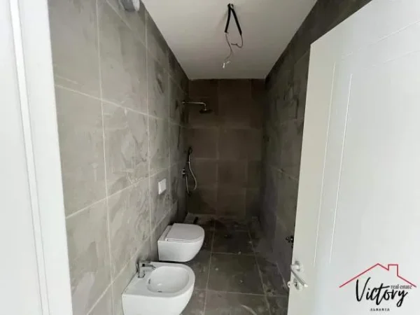 Tirane, jepet me qera apartament 3+1+BLK Kati 10, 160 m² 1.000 Euro (Garden Building tek 21 Dhjetori)