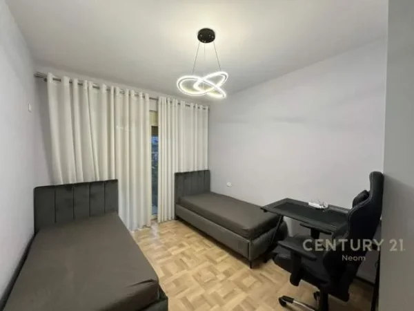 Tirane, jepet me qera apartament 2+1+BLK 100 m² 1.000 Euro (liqeni)
