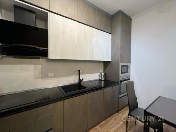 Tirane, jepet me qera apartament 2+1 Kati 8, 112 m² 1.300 Euro (Pazari i ri)