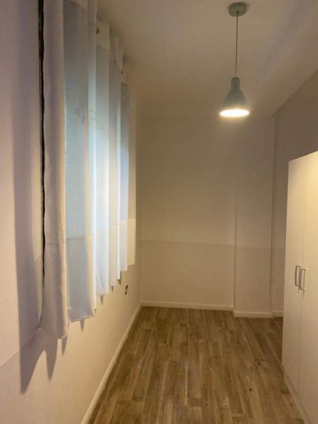 Tirane, jepet me qera 75 m² 400 Euro (21 Dhjetori)