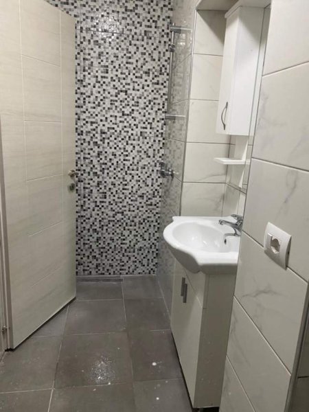 Tirane, jepet me qera 75 m² 400 Euro (21 Dhjetori)