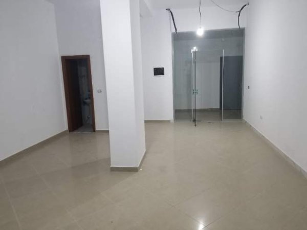 Tirane, jepet me qera ambjent biznesi Kati 1, 53 m² 400 Euro (Rruga Teodor Keko)