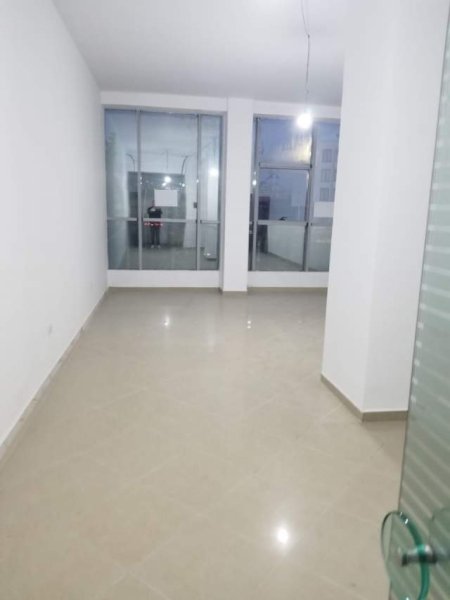 Tirane, jepet me qera ambjent biznesi Kati 1, 53 m² 400 Euro (Rruga Teodor Keko)