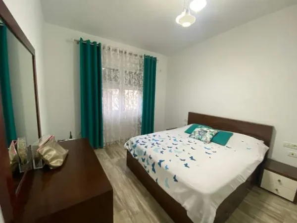 Tirane, jepet me qera apartament 2+1 Kati 4, 68 m² 900 Euro (Prane Stadiumit Dinamo)