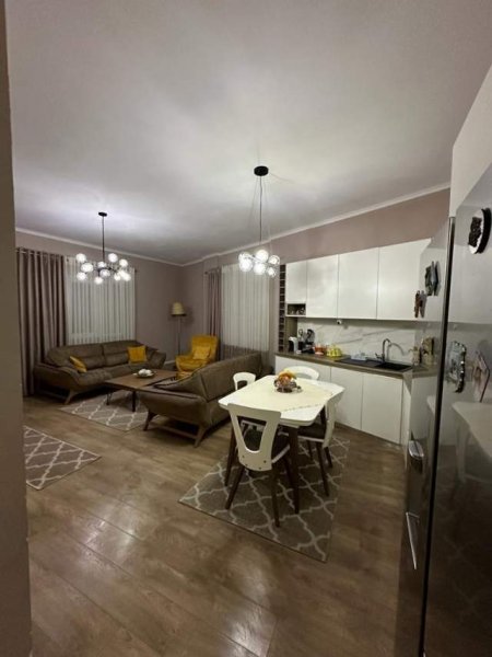 Tirane, jepet me qera apartament 2+1 Kati 1, 91 m² 600 Euro (kopshti botanik afer xhamise)