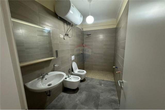 Tirane, jepet me qera apartament 2+1 Kati 2, 107 m² 177.000  (Fusha e Aviacionit)