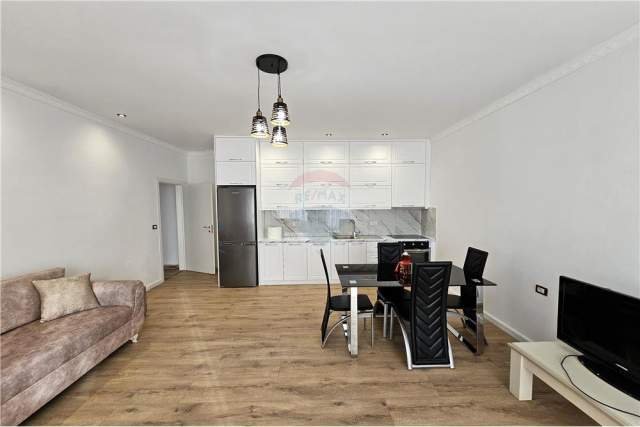 Tirane, jepet me qera apartament 1+1 Kati 5, 400 Euro