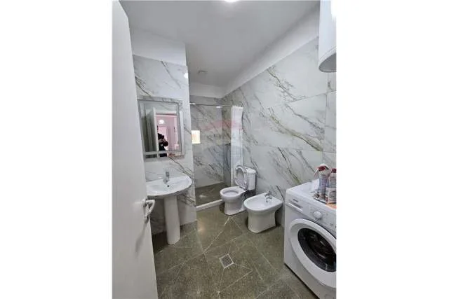 Tirane, jepet me qera apartament 1+1 Kati 5, 400 Euro