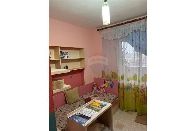 Tirane, jepet me qera apartament 2+1 Kati 3, 100 m² 450 Euro (Ferit Xhajko)