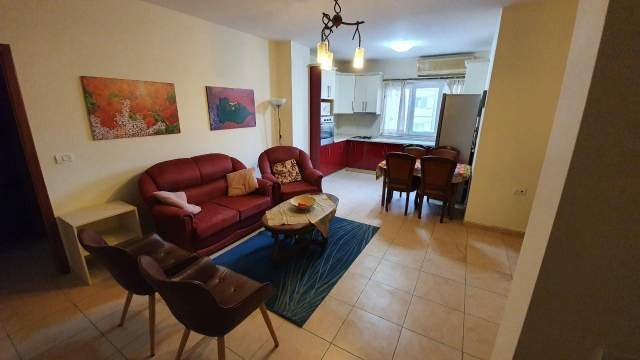 Tirane, jepet me qera apartament 1+1 Kati 3, 80 m² 400 Euro (Bllok)