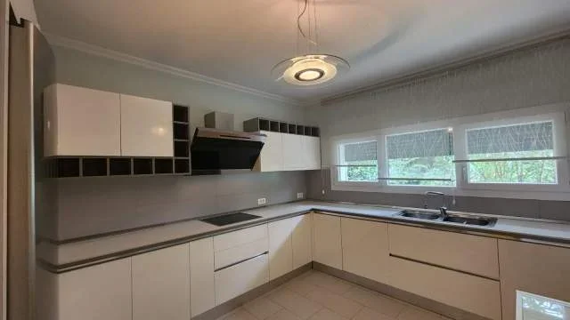 Tirane, jepet me qera Vile 3+1+BLK 200 m² 2.200 Euro (Long Hill Residence)