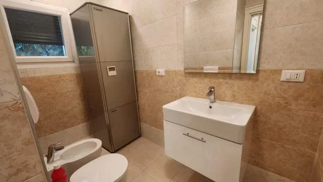 Tirane, jepet me qera Vile 3+1+BLK 200 m² 2.200 Euro (Long Hill Residence)