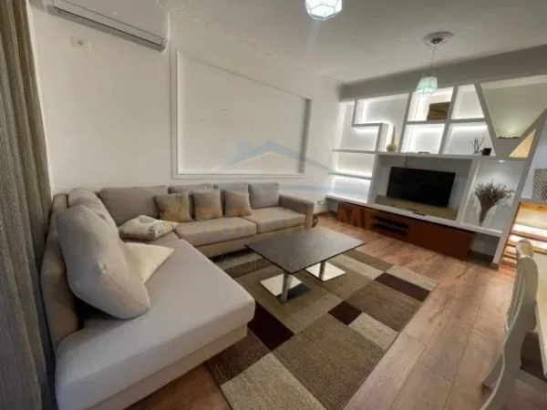 Tirane, jepet me qera apartament 2+1+BLK Kati 7, 90 m² 600 Euro (rruga e kavajes)