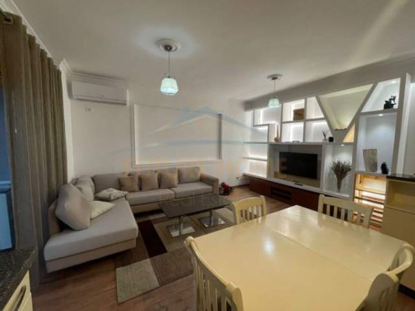 Tirane, jepet me qera apartament 2+1+BLK Kati 7, 91 m² 600 Euro (Rruga kavajes)