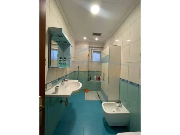 Tirane, jepet me qera apartament 2+1+BLK Kati 7, 90 m² 600 Euro (rruga e kavajes)