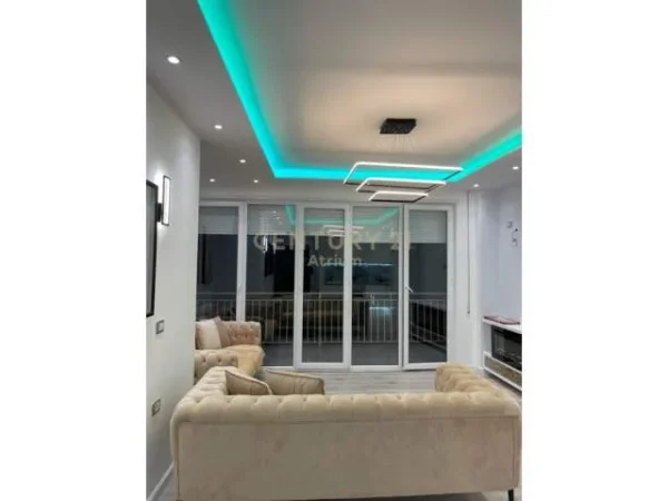 Tirane, jepet me qera apartament 2+1+BLK 102 m² 900 Euro (barrikadave)