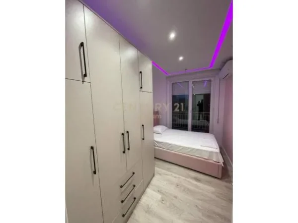 Tirane, jepet me qera apartament 2+1+BLK 102 m² 900 Euro (barrikadave)