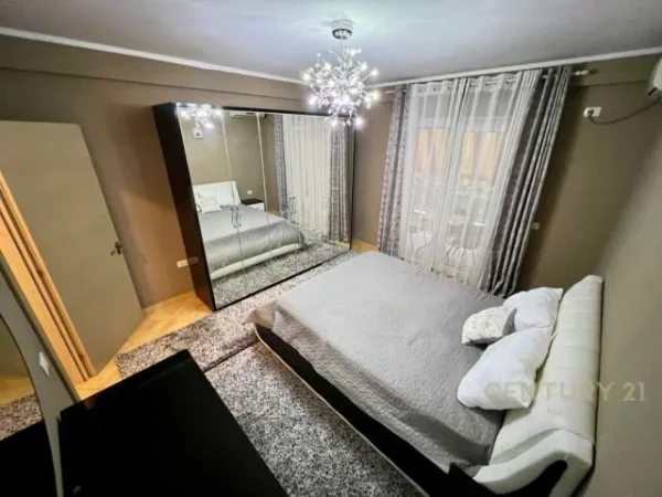 Tirane, jepet me qera apartament 2+1+BLK Kati 4, 100 m² 650 Euro (komuna parisit)