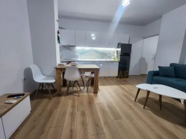 Tirane, jepet me qera apartament 1+1+BLK Kati 5, 71 m² 550 Euro (Rruga barrikada)