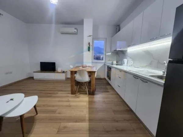 Tirane, jepet me qera apartament 1+1+BLK Kati 5, 71 m² 550 Euro (Rruga barrikada)