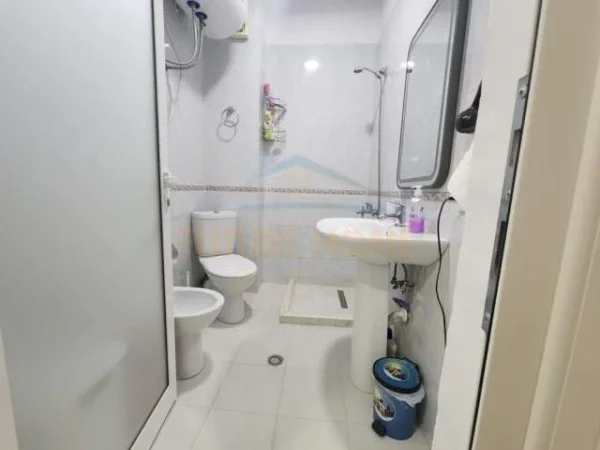 Tirane, jepet me qera apartament 1+1+BLK Kati 5, 71 m² 550 Euro (Rruga barrikada)