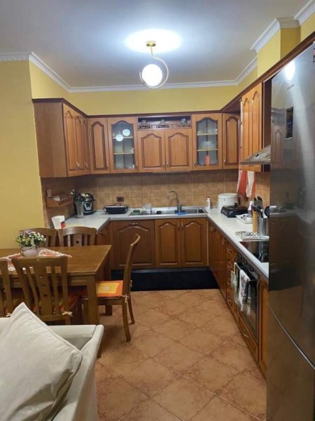 Tirane, jepet me qera apartament 2+1 Kati 2, 110 m² 700 Euro (21 Dhjetori)