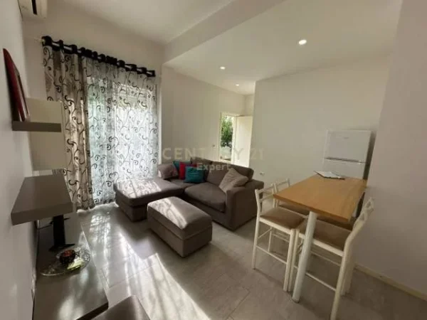 Tirane, jepet me qera apartament Kati 1, 60 m² 400 Euro (komuna parisit)