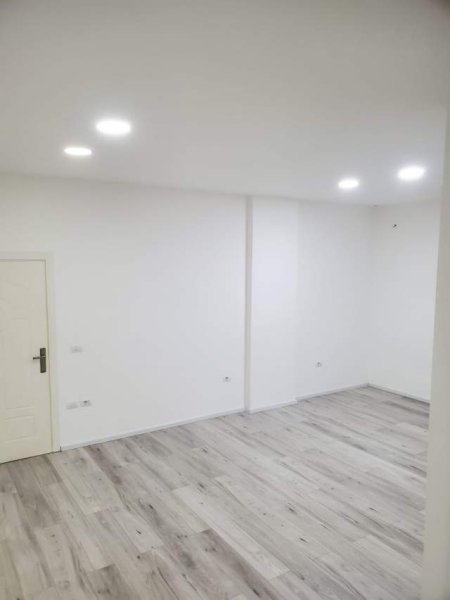 !DHENE!Durres, jepet me qera ambjent biznesi Kati 1, 52 m² 35.000 Lek (Ne rrugen mes Pallatit te Sportit dhe Stadiumit)