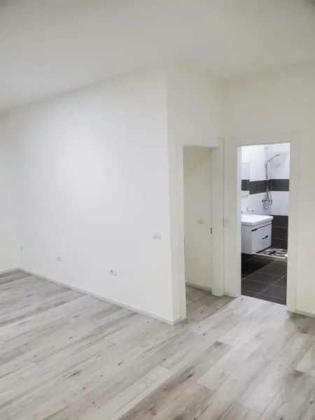 !DHENE!Durres, jepet me qera ambjent biznesi Kati 1, 52 m² 35.000 Lek (Ne rrugen mes Pallatit te Sportit dhe Stadiumit)