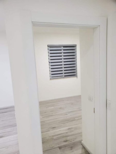 !DHENE!Durres, jepet me qera ambjent biznesi Kati 1, 52 m² 35.000 Lek (Ne rrugen mes Pallatit te Sportit dhe Stadiumit)
