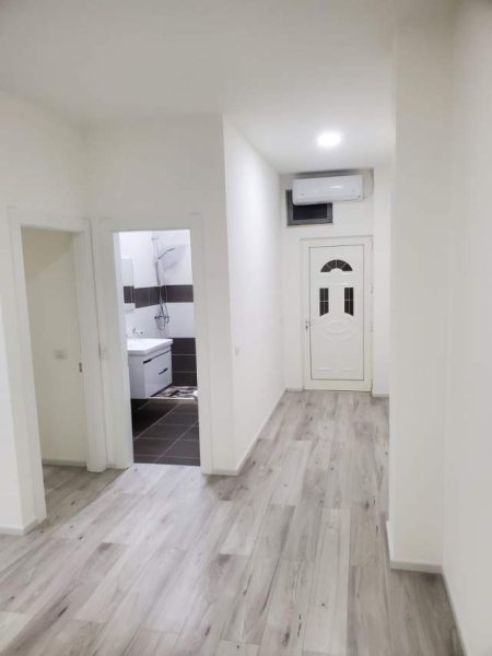 !DHENE!Durres, jepet me qera ambjent biznesi Kati 1, 52 m² 35.000 Lek (Ne rrugen mes Pallatit te Sportit dhe Stadiumit)